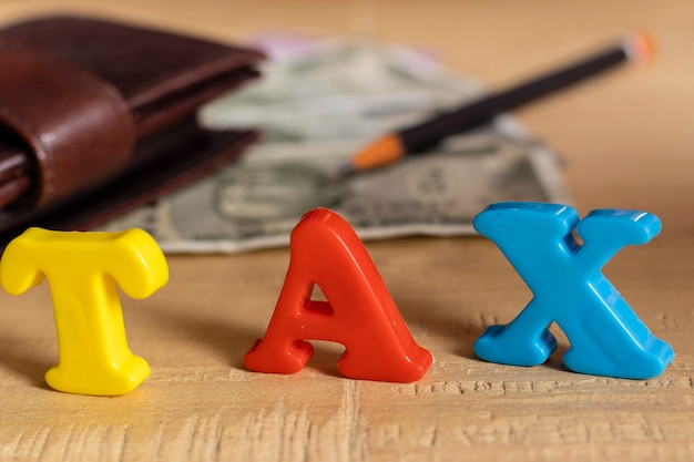A side-by-side comparison of the tax implications of Roth and Traditional 401(k)s, visually highlighting the differences in when taxes are paid.